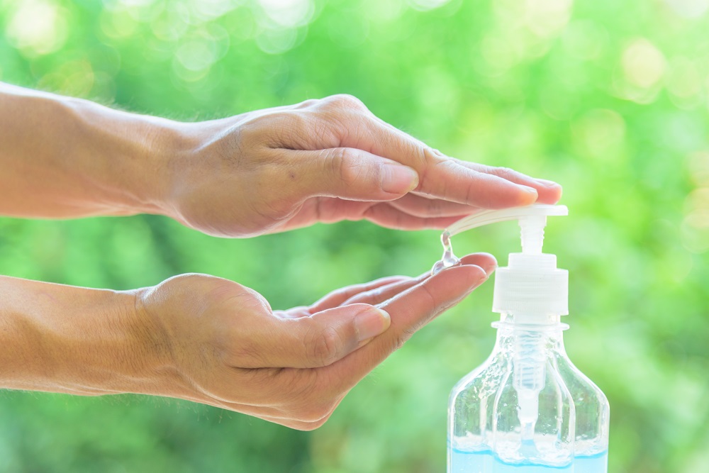 使用清洁剂凝胶洗手，以保护健康不受疾病侵害.jpg